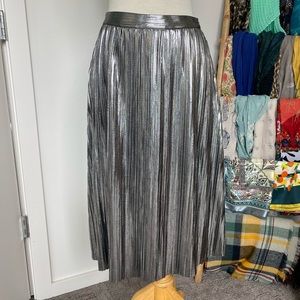 Versatile silver pleated midi skirt
